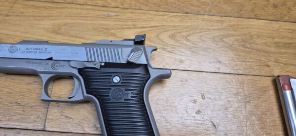 Peu Courant et beau pistolet Automag II - Calibre 22Magnum - Fabrication AMT - Acier Inox de A à Z - En 4 1/2 pouces - Excellent état mécanique - 2 chargeurs - TBE+ – Image 4