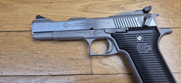 Peu Courant et beau pistolet Automag II - Calibre 22Magnum - Fabrication AMT - Acier Inox de A à Z - En 4 1/2 pouces - Excellent état mécanique - 2 chargeurs - TBE+ – Image 5