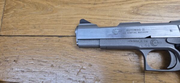 Peu Courant et beau pistolet Automag II - Calibre 22Magnum - Fabrication AMT - Acier Inox de A à Z - En 4 1/2 pouces - Excellent état mécanique - 2 chargeurs - TBE+ – Image 6
