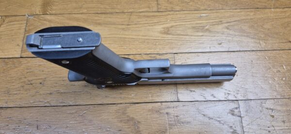 Peu Courant et beau pistolet Automag II - Calibre 22Magnum - Fabrication AMT - Acier Inox de A à Z - En 4 1/2 pouces - Excellent état mécanique - 2 chargeurs - TBE+ – Image 7