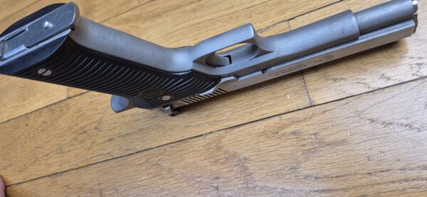 Peu Courant et beau pistolet Automag II - Calibre 22Magnum - Fabrication AMT - Acier Inox de A à Z - En 4 1/2 pouces - Excellent état mécanique - 2 chargeurs - TBE+ – Image 8