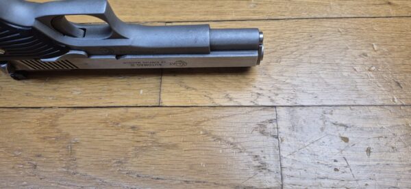 Peu Courant et beau pistolet Automag II - Calibre 22Magnum - Fabrication AMT - Acier Inox de A à Z - En 4 1/2 pouces - Excellent état mécanique - 2 chargeurs - TBE+ – Image 9