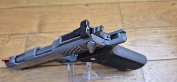 Peu Courant et beau pistolet Automag II - Calibre 22Magnum - Fabrication AMT - Acier Inox de A à Z - En 4 1/2 pouces - Excellent état mécanique - 2 chargeurs - TBE+ – Image 11