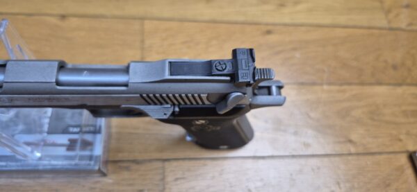 Peu Courant et beau pistolet Automag II - Calibre 22Magnum - Fabrication AMT - Acier Inox de A à Z - En 4 1/2 pouces - Excellent état mécanique - 2 chargeurs - TBE+ – Image 12