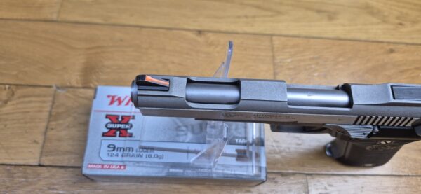 Peu Courant et beau pistolet Automag II - Calibre 22Magnum - Fabrication AMT - Acier Inox de A à Z - En 4 1/2 pouces - Excellent état mécanique - 2 chargeurs - TBE+ – Image 14