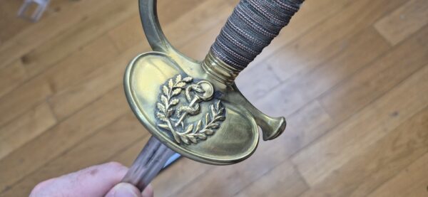 Épée d'officier du Service de Santé des Armées - Modèle 1872 - Lame à double gorge conforme au règlement - Clavette fonctionnelle - Fourreau conforme et au modèle - Vers 1885-1910 - TBE