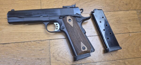 Très beau Pistolet Tanfoglio - Modèle 1911 Witness Custom - Cal.45 ACP - Tout acier - Plaquettes impeccables - Excellente mécanique et esthétique - Canon superbe - Deux chargeurs et mallette d'origine - Un des meilleurs rapports qualité / Prix du marché - TBE+