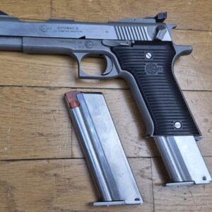 Peu Courant et beau pistolet Automag II - Calibre 22Magnum - Fabrication AMT - Acier Inox de A à Z - En 4 1/2 pouces - Excellent état mécanique - 2 chargeurs - TBE+