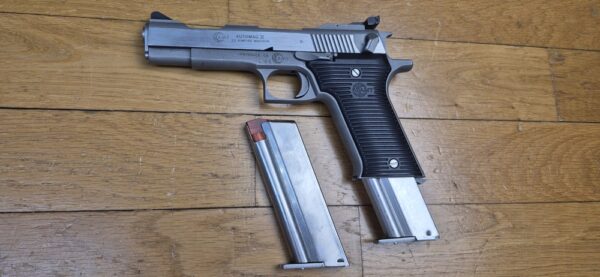 Peu Courant et beau pistolet Automag II - Calibre 22Magnum - Fabrication AMT - Acier Inox de A à Z - En 4 1/2 pouces - Excellent état mécanique - 2 chargeurs - TBE+