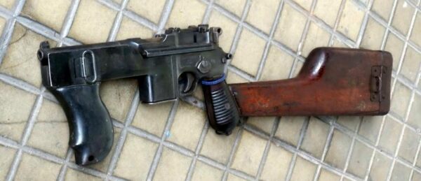 Très rare pistolet automatique C96 type Schnellfeuer "dit 712" – Cal. 7.63 Mauser – Rare exemplaire utilisé par la Wehrmacht ou la SS – Arme mythique – Un des tout derniers produits – Sélecteur de type Westinger – 100% mono-matricule – Chargeur Mauser 10 coups conforme – Étui artisanal 2°GM – TBE++ –  Catégorie A2 – Export EXCLUSIVEMENT! – Image 31