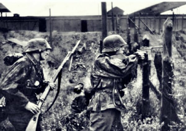 Très rare pistolet automatique C96 type Schnellfeuer "dit 712" – Cal. 7.63 Mauser – Rare exemplaire utilisé par la Wehrmacht ou la SS – Arme mythique – Un des tout derniers produits – Sélecteur de type Westinger – 100% mono-matricule – Chargeur Mauser 10 coups conforme – Étui artisanal 2°GM – TBE++ –  Catégorie A2 – Export EXCLUSIVEMENT! – Image 33