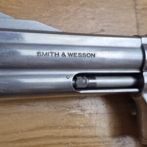 Très bon revolver Smith & Wesson - Modèle 686-4 - Calibre 357Magnum / 38 Spécial - Six coups - 2 jeux de plaquettes - Très bonne mécanique - canon 5 pouces miroir avec de belles rayures - Arme d'occasion en BE+