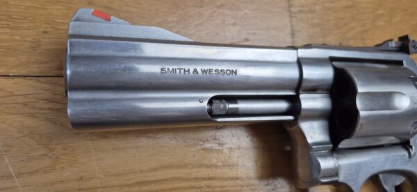 Très bon revolver Smith & Wesson - Modèle 686-4 - Calibre 357Magnum / 38 Spécial - Six coups - 2 jeux de plaquettes - Très bonne mécanique - canon 5 pouces miroir avec de belles rayures - Arme d'occasion en BE+