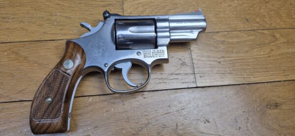 Très beau revolver Smith & Wesson M66 (Tout court!) subnose dit "Combat Stainless Magnum" - 6 coups en .357 mag / 38 Sp - Canon 2,5 pouces à très belles rayures - Finition métal inox poli - M66 tout court de 1974 à 1977 - Le vrai "Hand Canon" en très bon état  - TBE+