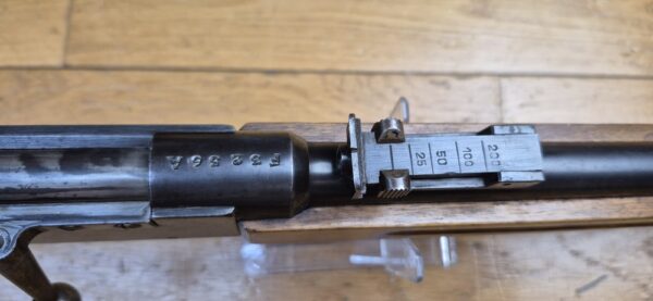 Très jolie carabine Lebel scolaire ou d'enfant – Rare en calibre 22LR ! (et pas bosquette !) – Arme d'artisan stéphanois – Très bonne mécanique – Très beaux bois et bronzage d'origine – "mono- matricule" – Hausse de 25 à 200m – Le charme des préaux de la III° dans un calibre rare pour ce modèle – TBE ++
