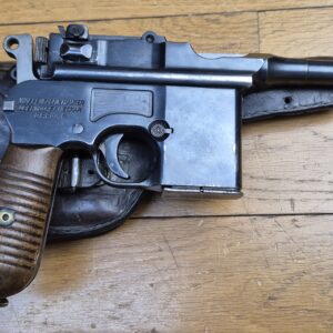 Très rare pistolet automatique C96 type Schnellfeuer "dit 712" – Cal. 7.63 Mauser – Rare exemplaire utilisé par la Wehrmacht ou la SS – Arme mythique – Un des tout derniers produits – Sélecteur de type Westinger – 100% mono-matricule – Chargeur Mauser 10 coups conforme – Étui artisanal 2°GM – TBE++ –  Catégorie A2 – Export EXCLUSIVEMENT!