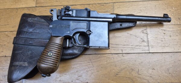 Très rare pistolet automatique C96 type Schnellfeuer "dit 712" – Cal. 7.63 Mauser – Rare exemplaire utilisé par la Wehrmacht ou la SS – Arme mythique – Un des tout derniers produits – Sélecteur de type Westinger – 100% mono-matricule – Chargeur Mauser 10 coups conforme – Étui artisanal 2°GM – TBE++ –  Catégorie A2 – Export EXCLUSIVEMENT!