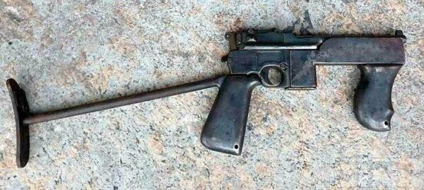 Très rare pistolet automatique C96 type Schnellfeuer "dit 712" – Cal. 7.63 Mauser – Rare exemplaire utilisé par la Wehrmacht ou la SS – Arme mythique – Un des tout derniers produits – Sélecteur de type Westinger – 100% mono-matricule – Chargeur Mauser 10 coups conforme – Étui artisanal 2°GM – TBE++ –  Catégorie A2 – Export EXCLUSIVEMENT! – Image 32