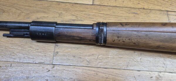 Belle carabine K98 - Période III° Reich - Code BYF 43 - Fabrication Mauser Oberndorf de 1943 - Mono-matricule - Superbe état mécanique - Crosse réparée - Beau canon - Très belle rayures - Belle arme 100% période - TBE – Image 32