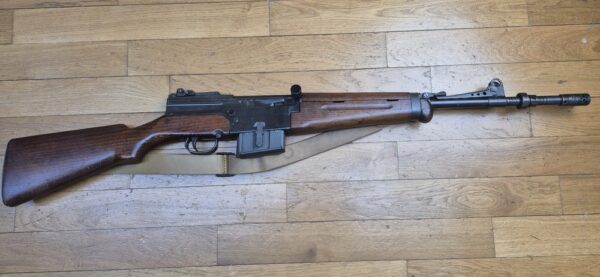 Beau et très peu courant Fusil semi-automatique MAS 49-56 - Calibre d’origine 7,5 x 54 MAS - Arme mythique -  Très bon fonctionnement mécanique - Beau canon à rayures bien nettes -  Bel état esthétique - deux chargeurs 10 coups- Dispositif de tir de nuit et de tir à blanc (rare)- Bretelle - Arme rare et en TBE+ – Image 2