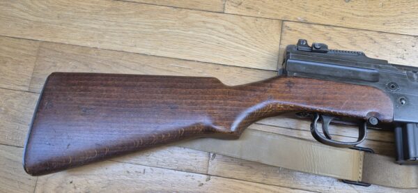 Beau et très peu courant Fusil semi-automatique MAS 49-56 - Calibre d’origine 7,5 x 54 MAS - Arme mythique -  Très bon fonctionnement mécanique - Beau canon à rayures bien nettes -  Bel état esthétique - deux chargeurs 10 coups- Dispositif de tir de nuit et de tir à blanc (rare)- Bretelle - Arme rare et en TBE+ – Image 3