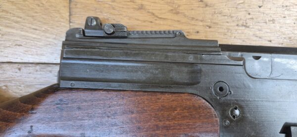 Beau et très peu courant Fusil semi-automatique MAS 49-56 - Calibre d’origine 7,5 x 54 MAS - Arme mythique -  Très bon fonctionnement mécanique - Beau canon à rayures bien nettes -  Bel état esthétique - deux chargeurs 10 coups- Dispositif de tir de nuit et de tir à blanc (rare)- Bretelle - Arme rare et en TBE+ – Image 5