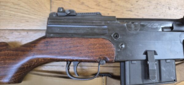 Beau et très peu courant Fusil semi-automatique MAS 49-56 - Calibre d’origine 7,5 x 54 MAS - Arme mythique -  Très bon fonctionnement mécanique - Beau canon à rayures bien nettes -  Bel état esthétique - deux chargeurs 10 coups- Dispositif de tir de nuit et de tir à blanc (rare)- Bretelle - Arme rare et en TBE+ – Image 6