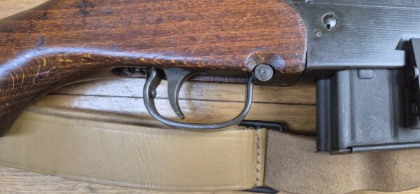 Beau et très peu courant Fusil semi-automatique MAS 49-56 - Calibre d’origine 7,5 x 54 MAS - Arme mythique -  Très bon fonctionnement mécanique - Beau canon à rayures bien nettes -  Bel état esthétique - deux chargeurs 10 coups- Dispositif de tir de nuit et de tir à blanc (rare)- Bretelle - Arme rare et en TBE+ – Image 7