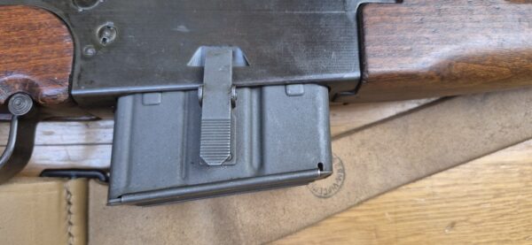 Beau et très peu courant Fusil semi-automatique MAS 49-56 - Calibre d’origine 7,5 x 54 MAS - Arme mythique -  Très bon fonctionnement mécanique - Beau canon à rayures bien nettes -  Bel état esthétique - deux chargeurs 10 coups- Dispositif de tir de nuit et de tir à blanc (rare)- Bretelle - Arme rare et en TBE+ – Image 8