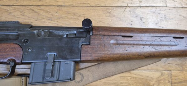 Beau et très peu courant Fusil semi-automatique MAS 49-56 - Calibre d’origine 7,5 x 54 MAS - Arme mythique -  Très bon fonctionnement mécanique - Beau canon à rayures bien nettes -  Bel état esthétique - deux chargeurs 10 coups- Dispositif de tir de nuit et de tir à blanc (rare)- Bretelle - Arme rare et en TBE+ – Image 9