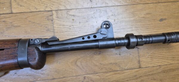 Beau et très peu courant Fusil semi-automatique MAS 49-56 - Calibre d’origine 7,5 x 54 MAS - Arme mythique -  Très bon fonctionnement mécanique - Beau canon à rayures bien nettes -  Bel état esthétique - deux chargeurs 10 coups- Dispositif de tir de nuit et de tir à blanc (rare)- Bretelle - Arme rare et en TBE+ – Image 11
