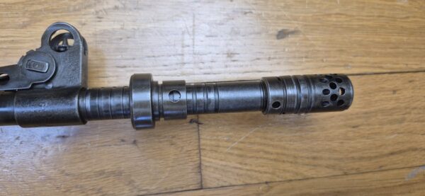 Beau et très peu courant Fusil semi-automatique MAS 49-56 - Calibre d’origine 7,5 x 54 MAS - Arme mythique -  Très bon fonctionnement mécanique - Beau canon à rayures bien nettes -  Bel état esthétique - deux chargeurs 10 coups- Dispositif de tir de nuit et de tir à blanc (rare)- Bretelle - Arme rare et en TBE+ – Image 12