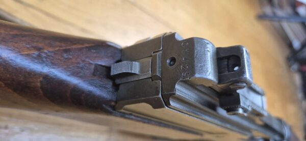 Beau et très peu courant Fusil semi-automatique MAS 49-56 - Calibre d’origine 7,5 x 54 MAS - Arme mythique -  Très bon fonctionnement mécanique - Beau canon à rayures bien nettes -  Bel état esthétique - deux chargeurs 10 coups- Dispositif de tir de nuit et de tir à blanc (rare)- Bretelle - Arme rare et en TBE+ – Image 19