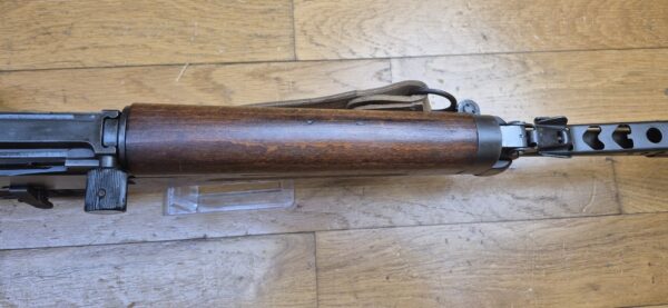 Beau et très peu courant Fusil semi-automatique MAS 49-56 - Calibre d’origine 7,5 x 54 MAS - Arme mythique -  Très bon fonctionnement mécanique - Beau canon à rayures bien nettes -  Bel état esthétique - deux chargeurs 10 coups- Dispositif de tir de nuit et de tir à blanc (rare)- Bretelle - Arme rare et en TBE+ – Image 21