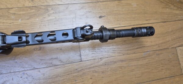 Beau et très peu courant Fusil semi-automatique MAS 49-56 - Calibre d’origine 7,5 x 54 MAS - Arme mythique -  Très bon fonctionnement mécanique - Beau canon à rayures bien nettes -  Bel état esthétique - deux chargeurs 10 coups- Dispositif de tir de nuit et de tir à blanc (rare)- Bretelle - Arme rare et en TBE+ – Image 22