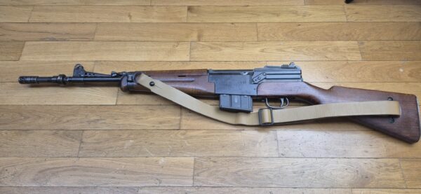 Beau et très peu courant Fusil semi-automatique MAS 49-56 - Calibre d’origine 7,5 x 54 MAS - Arme mythique -  Très bon fonctionnement mécanique - Beau canon à rayures bien nettes -  Bel état esthétique - deux chargeurs 10 coups- Dispositif de tir de nuit et de tir à blanc (rare)- Bretelle - Arme rare et en TBE+ – Image 25