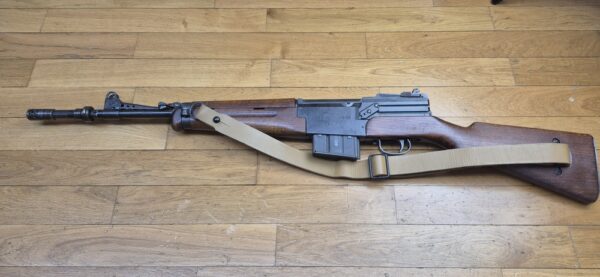 Beau et très peu courant Fusil semi-automatique MAS 49-56 - Calibre d’origine 7,5 x 54 MAS - Arme mythique -  Très bon fonctionnement mécanique - Beau canon à rayures bien nettes -  Bel état esthétique - deux chargeurs 10 coups- Dispositif de tir de nuit et de tir à blanc (rare)- Bretelle - Arme rare et en TBE+ – Image 24