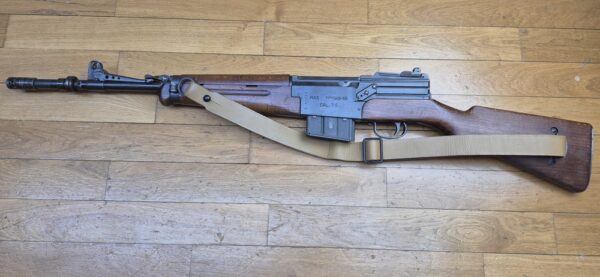Beau et très peu courant Fusil semi-automatique MAS 49-56 - Calibre d’origine 7,5 x 54 MAS - Arme mythique -  Très bon fonctionnement mécanique - Beau canon à rayures bien nettes -  Bel état esthétique - deux chargeurs 10 coups- Dispositif de tir de nuit et de tir à blanc (rare)- Bretelle - Arme rare et en TBE+ – Image 26