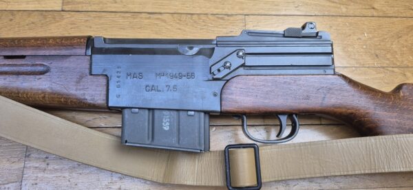 Beau et très peu courant Fusil semi-automatique MAS 49-56 - Calibre d’origine 7,5 x 54 MAS - Arme mythique -  Très bon fonctionnement mécanique - Beau canon à rayures bien nettes -  Bel état esthétique - deux chargeurs 10 coups- Dispositif de tir de nuit et de tir à blanc (rare)- Bretelle - Arme rare et en TBE+ – Image 28