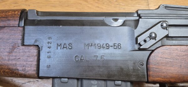 Beau et très peu courant Fusil semi-automatique MAS 49-56 - Calibre d’origine 7,5 x 54 MAS - Arme mythique -  Très bon fonctionnement mécanique - Beau canon à rayures bien nettes -  Bel état esthétique - deux chargeurs 10 coups- Dispositif de tir de nuit et de tir à blanc (rare)- Bretelle - Arme rare et en TBE+ – Image 29