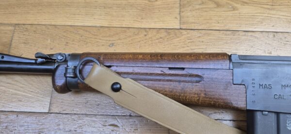 Beau et très peu courant Fusil semi-automatique MAS 49-56 - Calibre d’origine 7,5 x 54 MAS - Arme mythique -  Très bon fonctionnement mécanique - Beau canon à rayures bien nettes -  Bel état esthétique - deux chargeurs 10 coups- Dispositif de tir de nuit et de tir à blanc (rare)- Bretelle - Arme rare et en TBE+ – Image 30