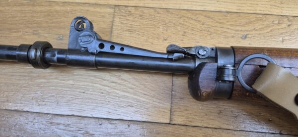 Beau et très peu courant Fusil semi-automatique MAS 49-56 - Calibre d’origine 7,5 x 54 MAS - Arme mythique -  Très bon fonctionnement mécanique - Beau canon à rayures bien nettes -  Bel état esthétique - deux chargeurs 10 coups- Dispositif de tir de nuit et de tir à blanc (rare)- Bretelle - Arme rare et en TBE+ – Image 31