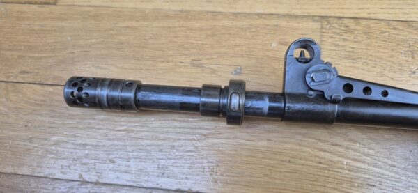Beau et très peu courant Fusil semi-automatique MAS 49-56 - Calibre d’origine 7,5 x 54 MAS - Arme mythique -  Très bon fonctionnement mécanique - Beau canon à rayures bien nettes -  Bel état esthétique - deux chargeurs 10 coups- Dispositif de tir de nuit et de tir à blanc (rare)- Bretelle - Arme rare et en TBE+ – Image 32