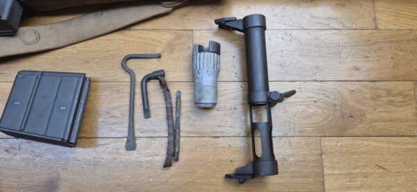Beau et très peu courant Fusil semi-automatique MAS 49-56 - Calibre d’origine 7,5 x 54 MAS - Arme mythique -  Très bon fonctionnement mécanique - Beau canon à rayures bien nettes -  Bel état esthétique - deux chargeurs 10 coups- Dispositif de tir de nuit et de tir à blanc (rare)- Bretelle - Arme rare et en TBE+ – Image 33
