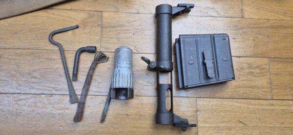 Beau et très peu courant Fusil semi-automatique MAS 49-56 - Calibre d’origine 7,5 x 54 MAS - Arme mythique -  Très bon fonctionnement mécanique - Beau canon à rayures bien nettes -  Bel état esthétique - deux chargeurs 10 coups- Dispositif de tir de nuit et de tir à blanc (rare)- Bretelle - Arme rare et en TBE+ – Image 34