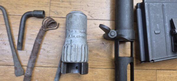 Beau et très peu courant Fusil semi-automatique MAS 49-56 - Calibre d’origine 7,5 x 54 MAS - Arme mythique -  Très bon fonctionnement mécanique - Beau canon à rayures bien nettes -  Bel état esthétique - deux chargeurs 10 coups- Dispositif de tir de nuit et de tir à blanc (rare)- Bretelle - Arme rare et en TBE+ – Image 35