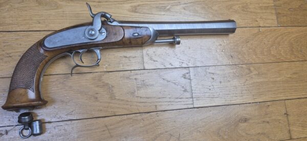 Magnifique pistolet d'officier de cavalerie 1833 - 1er Type - Manufacture Royale de Maubeuge - Des premières fabrications - Superbe canon en acier ruban rayé 48 "cheveux"-  Bronzage d'origine - Aucune oxydation - Beaux poinçons - TBE+ – Image 2