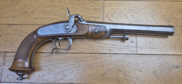 Magnifique pistolet d'officier de cavalerie 1833 - 1er Type - Manufacture Royale de Maubeuge - Des premières fabrications - Superbe canon en acier ruban rayé 48 "cheveux"-  Bronzage d'origine - Aucune oxydation - Beaux poinçons - TBE+ – Image 3