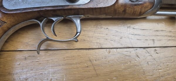 Magnifique pistolet d'officier de cavalerie 1833 - 1er Type - Manufacture Royale de Maubeuge - Des premières fabrications - Superbe canon en acier ruban rayé 48 "cheveux"-  Bronzage d'origine - Aucune oxydation - Beaux poinçons - TBE+ – Image 7