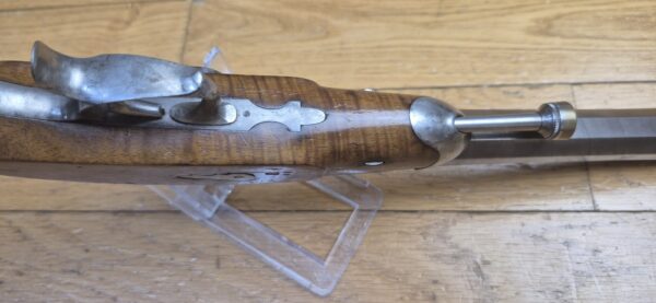 Magnifique pistolet d'officier de cavalerie 1833 - 1er Type - Manufacture Royale de Maubeuge - Des premières fabrications - Superbe canon en acier ruban rayé 48 "cheveux"-  Bronzage d'origine - Aucune oxydation - Beaux poinçons - TBE+ – Image 14